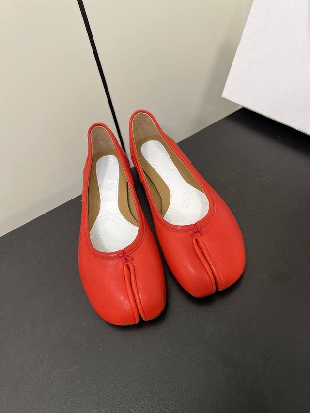 Maison Margiela Mm6玛吉拉经典分趾鞋 比利时著名设计师，曾担任爱马仕 HermèS 的创意总监 虽然低调到绝迹 却仍然难以抵挡他在全球时装设计