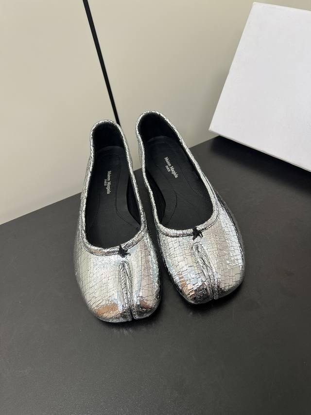 Maison Margiela Mm6玛吉拉经典分趾鞋 比利时著名设计师，曾担任爱马仕 HermèS 的创意总监 虽然低调到绝迹 却仍然难以抵挡他在全球时装设计