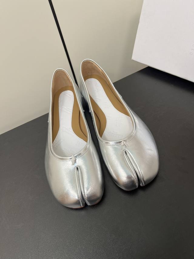Maison Margiela Mm6玛吉拉经典分趾鞋 比利时著名设计师，曾担任爱马仕 HermèS 的创意总监 虽然低调到绝迹 却仍然难以抵挡他在全球时装设计
