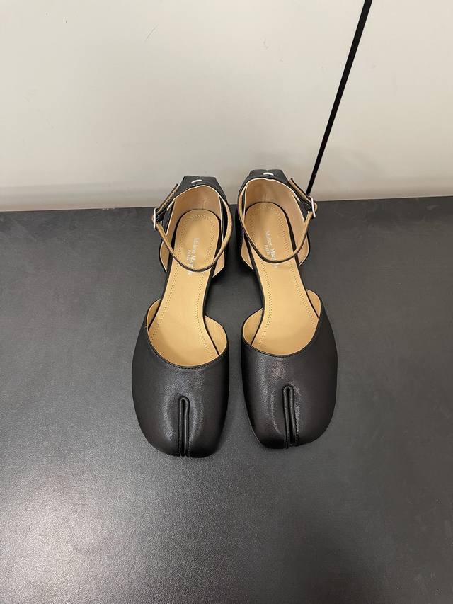 羊皮 Maisonmargiela｜Mm6马吉拉 新款复古蝴蝶结分趾平底中空凉鞋 刻着“时髦”两字的猪蹄分趾鞋 这次在原来的基础上又做了升级 分趾开衩位置真的是