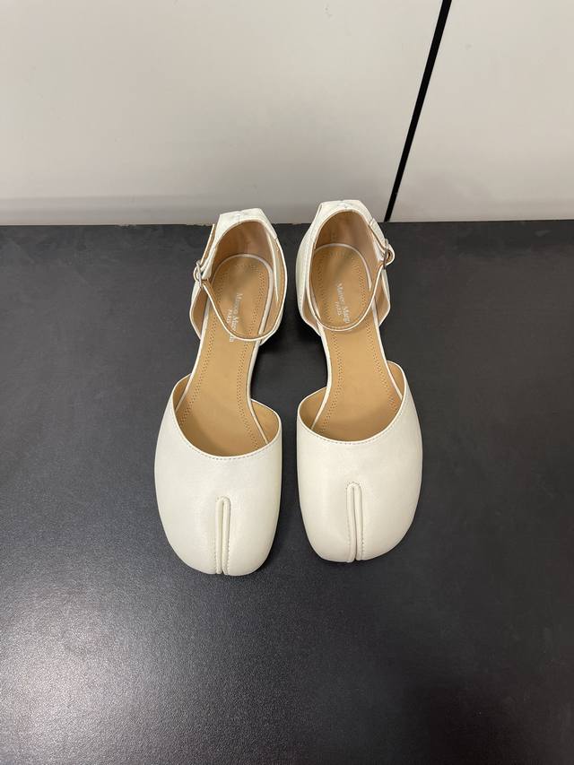 羊皮 Maisonmargiela｜Mm6马吉拉 新款复古蝴蝶结分趾平底中空凉鞋 刻着“时髦”两字的猪蹄分趾鞋 这次在原来的基础上又做了升级 分趾开衩位置真的是