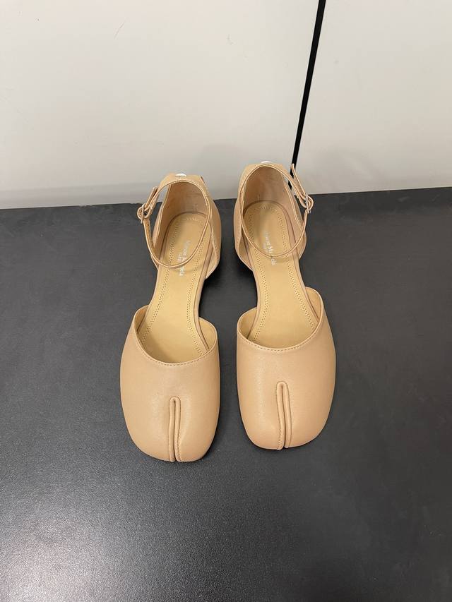 羊皮 Maisonmargiela｜Mm6马吉拉 新款复古蝴蝶结分趾平底中空凉鞋 刻着“时髦”两字的猪蹄分趾鞋 这次在原来的基础上又做了升级 分趾开衩位置真的是