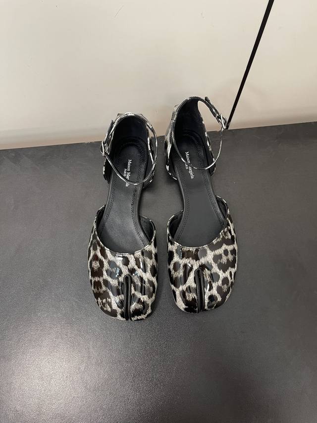 豹纹 Maisonmargiela｜Mm6马吉拉 新款复古蝴蝶结分趾平底中空凉鞋 刻着“时髦”两字的猪蹄分趾鞋 这次在原来的基础上又做了升级 分趾开衩位置真的是