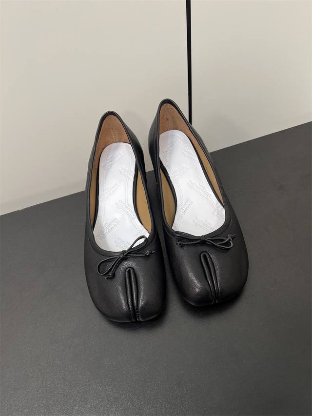 Maisonmargiela｜Mm6马吉拉复古蝴蝶结分趾中跟单鞋 刻着“时髦”两字的猪蹄分趾鞋 这次在原来的基础上又做了升级 分趾开衩位置真的是考究工艺的细节点