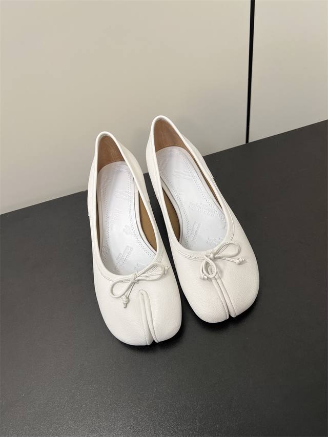Maisonmargiela｜Mm6马吉拉复古蝴蝶结分趾中跟单鞋 刻着“时髦”两字的猪蹄分趾鞋 这次在原来的基础上又做了升级 分趾开衩位置真的是考究工艺的细节点