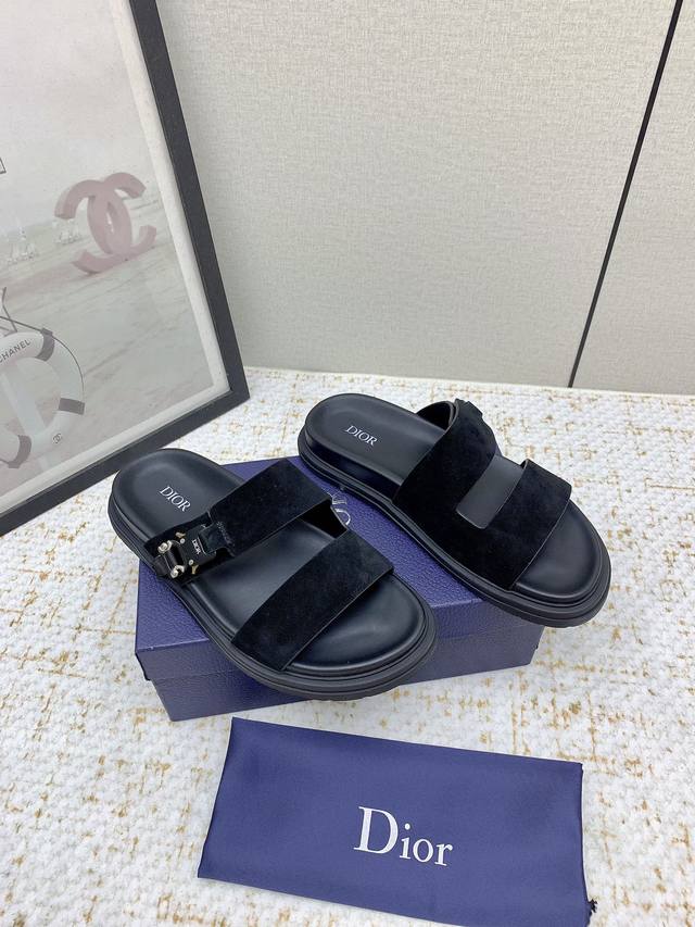 出厂 高版本 Dior迪奥Aqua系列 魔术贴 厚底 拖鞋 凉鞋 沙滩鞋 原版购入开发 做货 这款 Dior Aqua 凉鞋是一款时尚单品，展现 Dior 高订