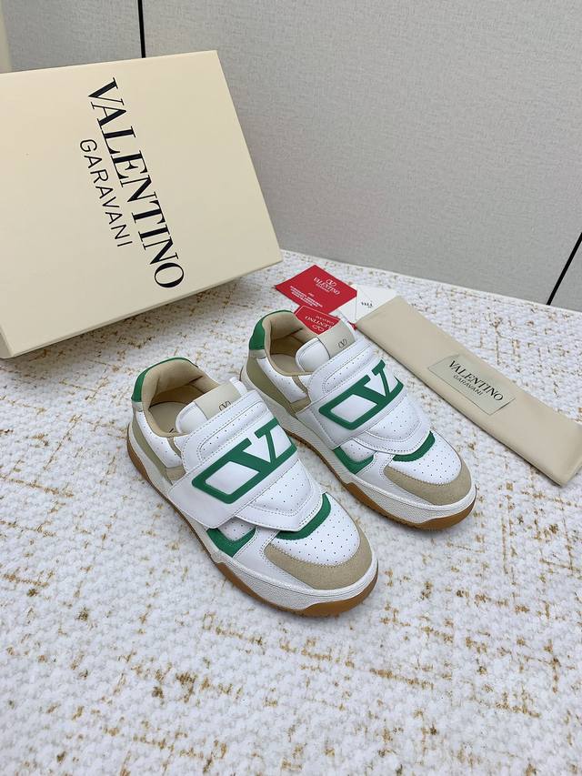 出厂 高版本 Valentino华伦天奴2025爆款休闲运动鞋！ 面料:原版定制冲孔+全粒面牛皮 垫脚:牛皮+V标专用注塑鞋垫 原版1:1 大底:Tpr+生胶组