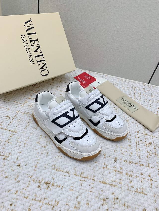 出厂 高版本 Valentino华伦天奴2025爆款休闲运动鞋！ 面料:原版定制冲孔+全粒面牛皮 垫脚:牛皮+V标专用注塑鞋垫 原版1:1 大底:Tpr+生胶组