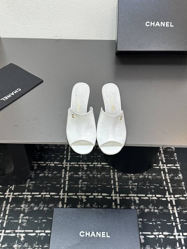 Chanel 25P新款双C拖鞋 春夏新款，高版本高品质。 鞋面牛皮，垫脚羊皮，真皮大底。 Size:35-39 其他码数定做