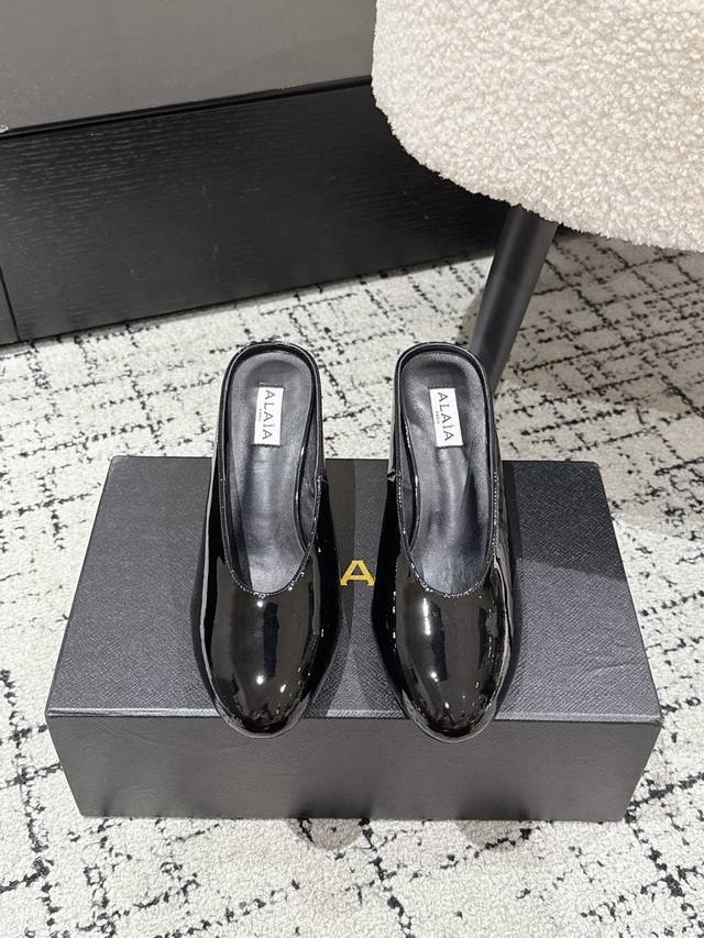 Alaia 阿萊雅 25Ss 春夏新款 坡跟拖鞋 这品牌这不用多说，是近两年最火之一的品牌，几乎博主人手一双！ 春天的季节就要到了，推荐这款随性又不乏设计感的拖