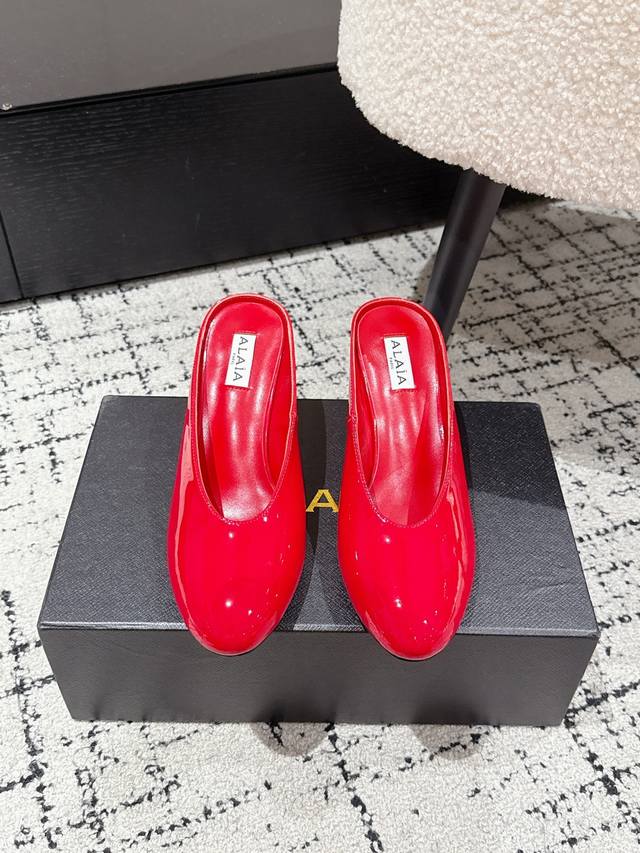 Alaia 阿萊雅 25Ss 春夏新款 坡跟拖鞋 这品牌这不用多说，是近两年最火之一的品牌，几乎博主人手一双！ 春天的季节就要到了，推荐这款随性又不乏设计感的拖