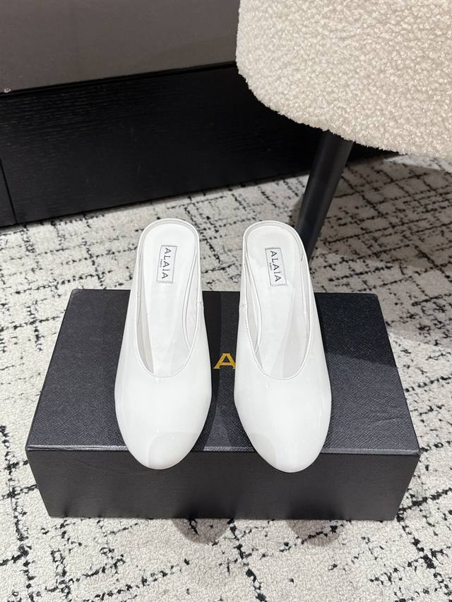 Alaia 阿萊雅 25Ss 春夏新款 坡跟拖鞋 这品牌这不用多说，是近两年最火之一的品牌，几乎博主人手一双！ 春天的季节就要到了，推荐这款随性又不乏设计感的拖