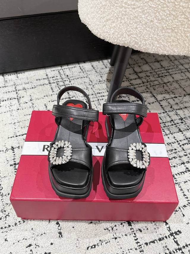 顶级版本 Roger Vivier. 25 Rv春夏新款方扣厚底 凉鞋 国内太古汇购入原版 这款是今年新款的五金扣用的原版施华洛世奇水钻我们不用奥钻代替用就用最