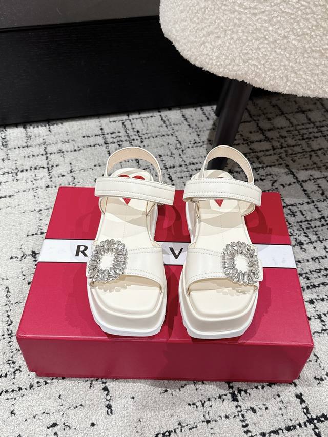 顶级版本 Roger Vivier. 25 Rv春夏新款方扣厚底 凉鞋 国内太古汇购入原版 这款是今年新款的五金扣用的原版施华洛世奇水钻我们不用奥钻代替用就用最