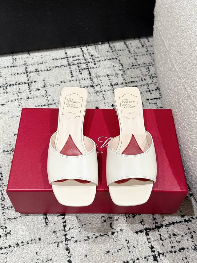 顶级版本 Roger Vivier Rv 25 春夏新款 钻跟 拖鞋 以质感超强的胎牛皮 纯手工制成 简约不简单，即刻点亮夜间造型。 面料：胎牛皮 内里：羊皮