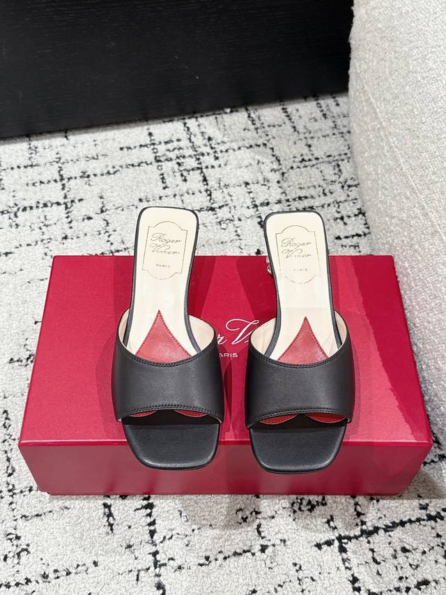 顶级版本 Roger Vivier Rv 25 春夏新款 钻跟 拖鞋 以质感超强的胎牛皮 纯手工制成 简约不简单，即刻点亮夜间造型。 面料：胎牛皮 内里：羊皮