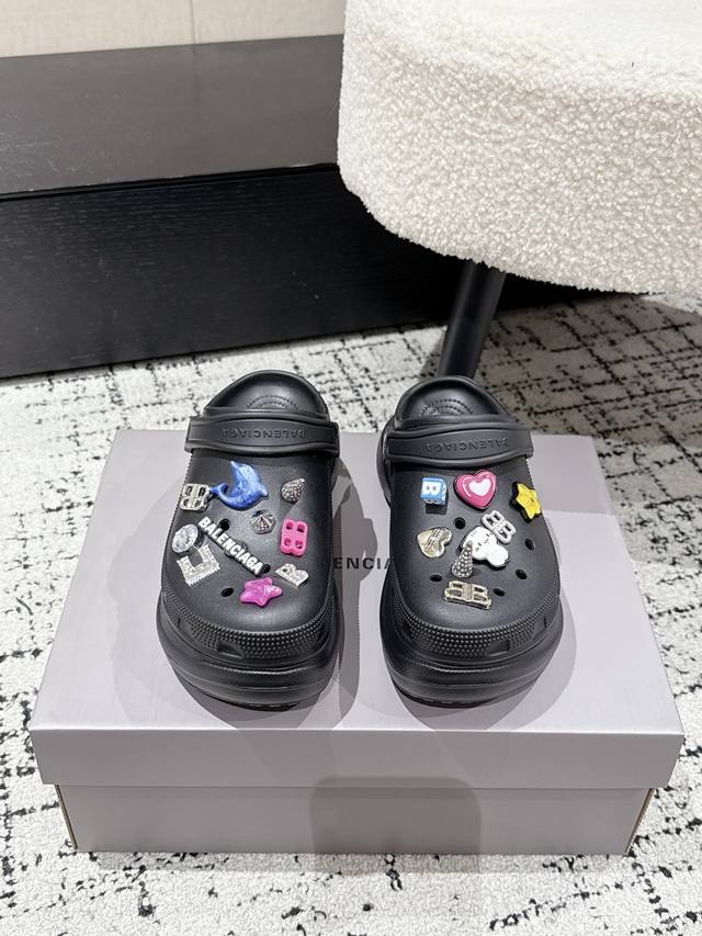 巴黎世家Balenciaga 25 春夏最新 厚底 洞洞鞋 25春季新款黑马单品,海内外时尚博主纷纷上脚大秀，火遍海内外社交平台，时尚达人必入款，各种巴家元素五