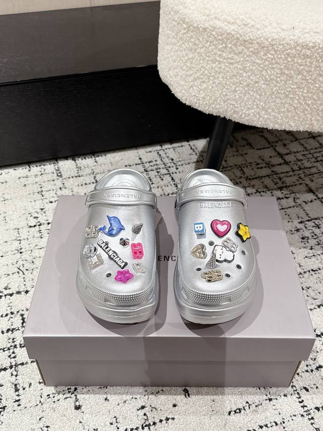 巴黎世家Balenciaga 25 春夏最新 厚底 洞洞鞋 25春季新款黑马单品,海内外时尚博主纷纷上脚大秀，火遍海内外社交平台，时尚达人必入款，各种巴家元素五
