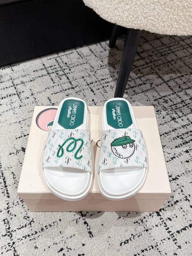 Jimmy Choo 吉米周 25 最新 夏季 老花 沙滩 拖鞋 夏日户外休闲图鉴， 穿搭灵感教科书，阳光、绿意、微风，以及刚刚好的松弛穿搭感，这个假期，和Ji