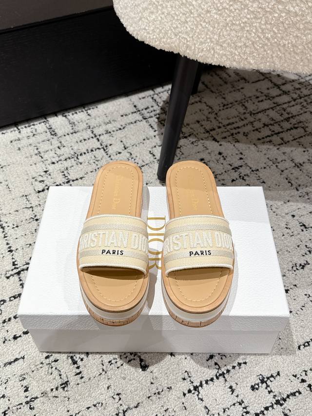 代购级 Dior迪奥 25 Dway 织物 刺绣徽标露趾 7Cm 厚底 一字带 拖鞋 Cd字母Logo立体刺绣厚底圆头露趾拖鞋 原版开发市面顶级版本，脚感柔软细
