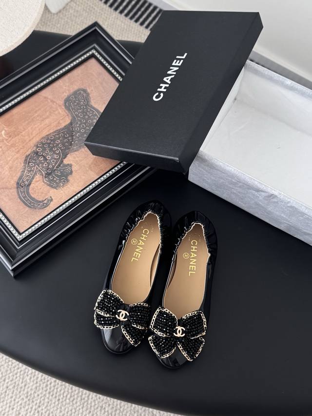 Chanel 25S新色芭蕾舞鞋 原版1:1复刻 经典中的经典 无论搭配裤装还是裙装都是完美 小圆头的设计很好的修饰脚型 ，小仙女们必备！ 跟高平底 码数 ：3