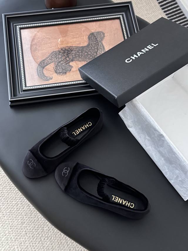 Chanel 25S走秀款玛丽珍单鞋 简约又不失甜美俏皮！ 立体电绣Logo，纯色面料清爽易搭，搭配扣子更加跟脚。内里羊皮 真皮大底 Size:35-40