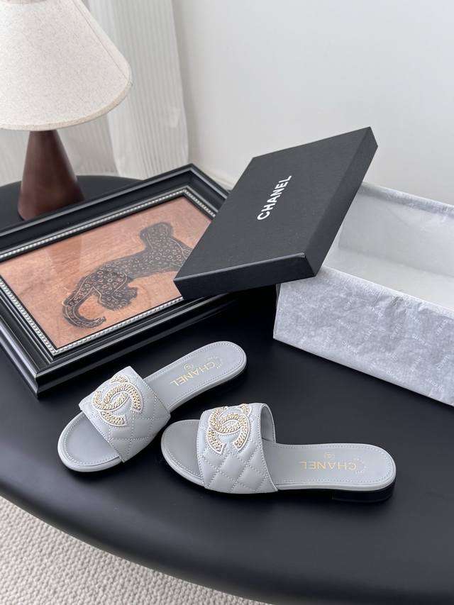 Chanel 25C春夏新款全系列链条拖鞋 全系列首发 专柜有的我都有！ 高版本高品质 鞋面牛皮 原版面料 内里羊皮 原版大底 Size:35-39 其他码数定