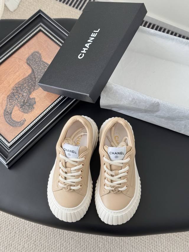 Chanel 25C新款运动休闲鞋 百搭小白鞋 款式搭配不会出错 撞色搭配活力满满啊 侧面压印Logo 上脚很秀气 鞋面原版定制材料 原版大底 Size:35-