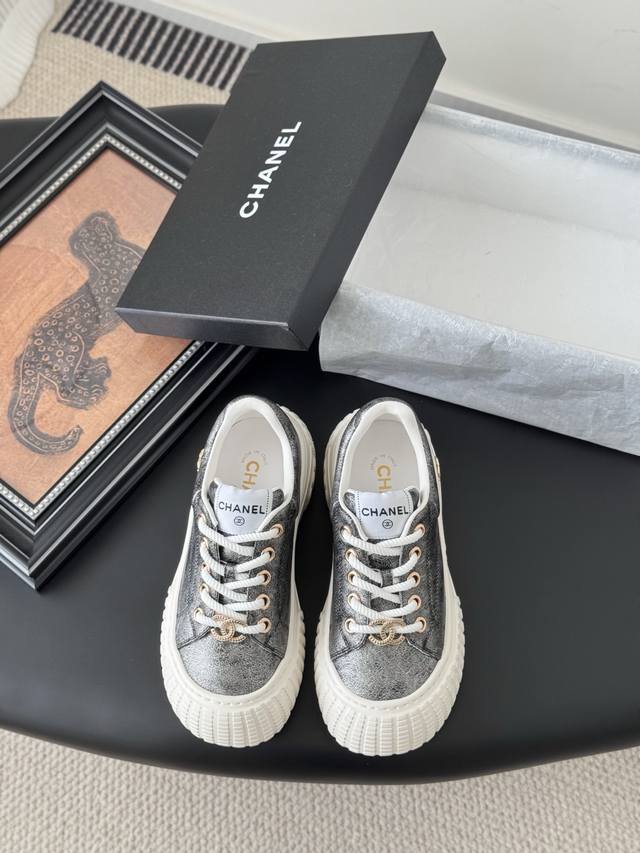 Chanel 25C新款运动休闲鞋 百搭小白鞋 款式搭配不会出错 撞色搭配活力满满啊 侧面压印Logo 上脚很秀气 鞋面原版定制材料 原版大底 Size:35-