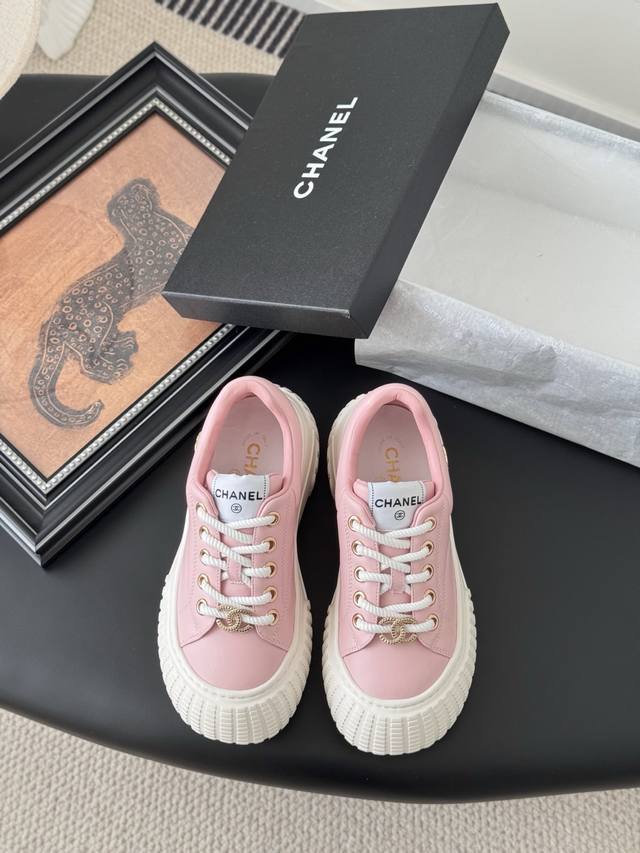 Chanel 25C新款运动休闲鞋 百搭小白鞋 款式搭配不会出错 撞色搭配活力满满啊 侧面压印Logo 上脚很秀气 鞋面原版定制材料 原版大底 Size:35-