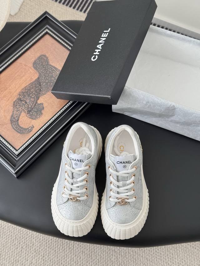 Chanel 25C新款运动休闲鞋 百搭小白鞋 款式搭配不会出错 撞色搭配活力满满啊 侧面压印Logo 上脚很秀气 鞋面原版定制材料 原版大底 Size:35-
