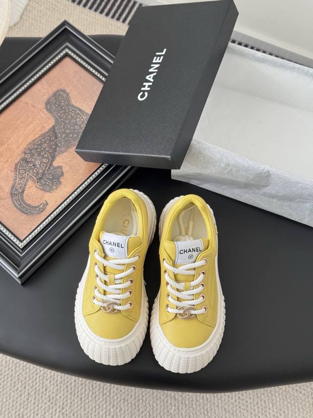 Chanel 25C新款运动休闲鞋 百搭小白鞋 款式搭配不会出错 撞色搭配活力满满啊 侧面压印Logo 上脚很秀气 鞋面原版定制材料 原版大底 Size:35-