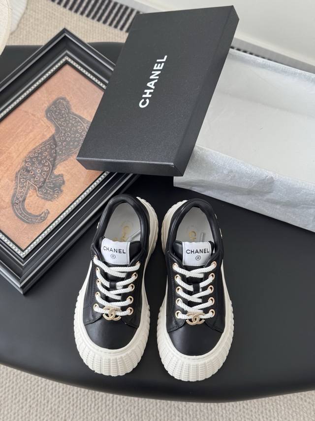 Chanel 25C新款运动休闲鞋 百搭小白鞋 款式搭配不会出错 撞色搭配活力满满啊 侧面压印Logo 上脚很秀气 鞋面原版定制材料 原版大底 Size:35-