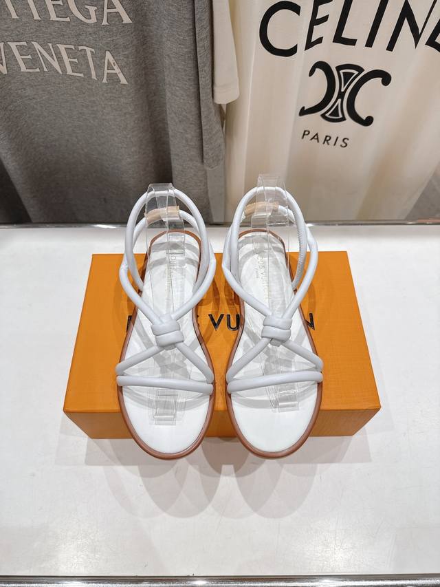 高版本出厂 Louis Vuitton Ss25 New Arrival Lv驴牌春夏系列新款平底凉鞋 简约精致，高级感满满，尽显优雅气质～上脚超好看，拉满了夏
