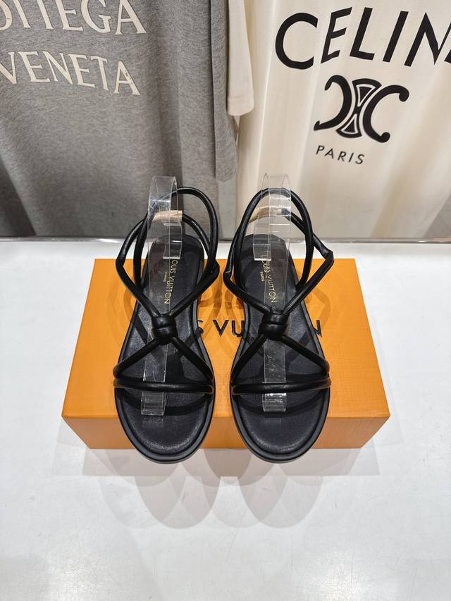 高版本出厂 Louis Vuitton Ss25 New Arrival Lv驴牌春夏系列新款平底凉鞋 简约精致，高级感满满，尽显优雅气质～上脚超好看，拉满了夏