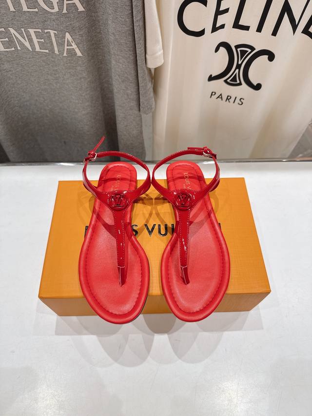 高版本出厂 Louis Vuitton Ss25 New Arrival Lv驴牌夏季新款平底夹脚凉鞋 简约精致，高级感满满，尽显优雅气质～上脚超好看，拉满了夏