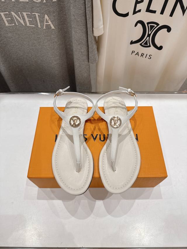 高版本出厂 Louis Vuitton Ss25 New Arrival Lv驴牌夏季新款平底夹脚凉鞋 简约精致，高级感满满，尽显优雅气质～上脚超好看，拉满了夏