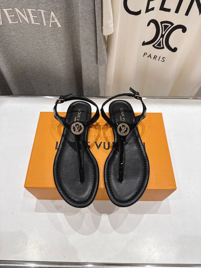 高版本出厂 Louis Vuitton Ss25 New Arrival Lv驴牌夏季新款平底夹脚凉鞋 简约精致，高级感满满，尽显优雅气质～上脚超好看，拉满了夏