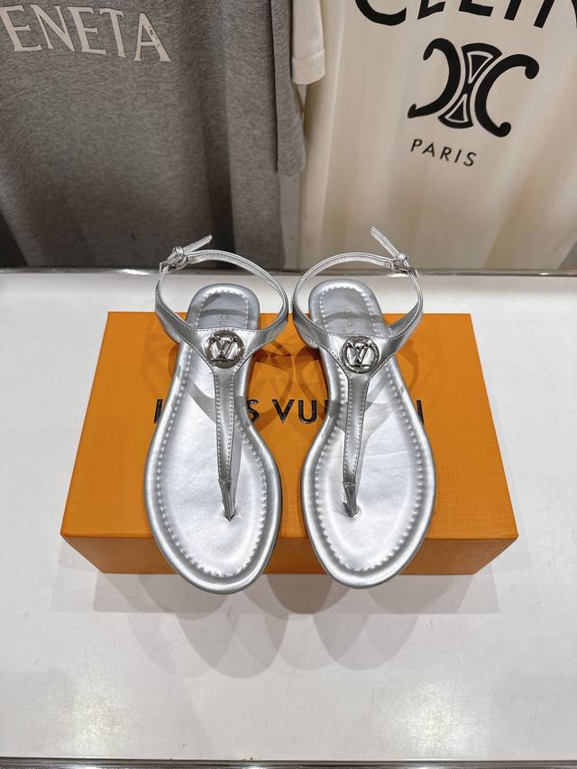 高版本出厂 Louis Vuitton Ss25 New Arrival Lv驴牌夏季新款平底夹脚凉鞋 简约精致，高级感满满，尽显优雅气质～上脚超好看，拉满了夏