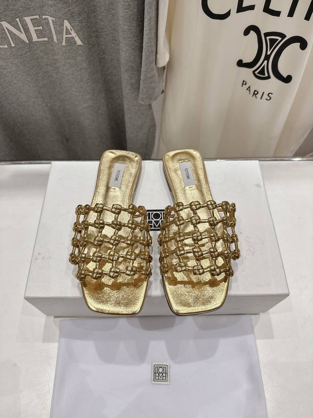 高版本出厂 小众潮物Toteme 2025Ss新款平底拖鞋！正品购入打版开发.#.版型绝美～ 不挑任何腿型#绝对是今年最佳之作 ！ 一定要Get到的美～上脚舒适