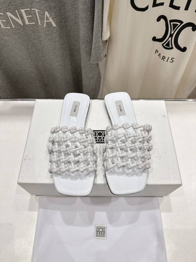 高版本出厂 小众潮物Toteme 2025Ss新款平底拖鞋！正品购入打版开发.#.版型绝美～ 不挑任何腿型#绝对是今年最佳之作 ！ 一定要Get到的美～上脚舒适