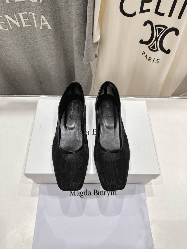 高版本出厂 Magda Butrym新款网面玫瑰刺绣芭蕾舞鞋网纱平底单鞋 网纱材质透气性好，适合春夏季节穿着，同时具有轻盈舒适的特点。鞋面上还装饰有精美的玫瑰花