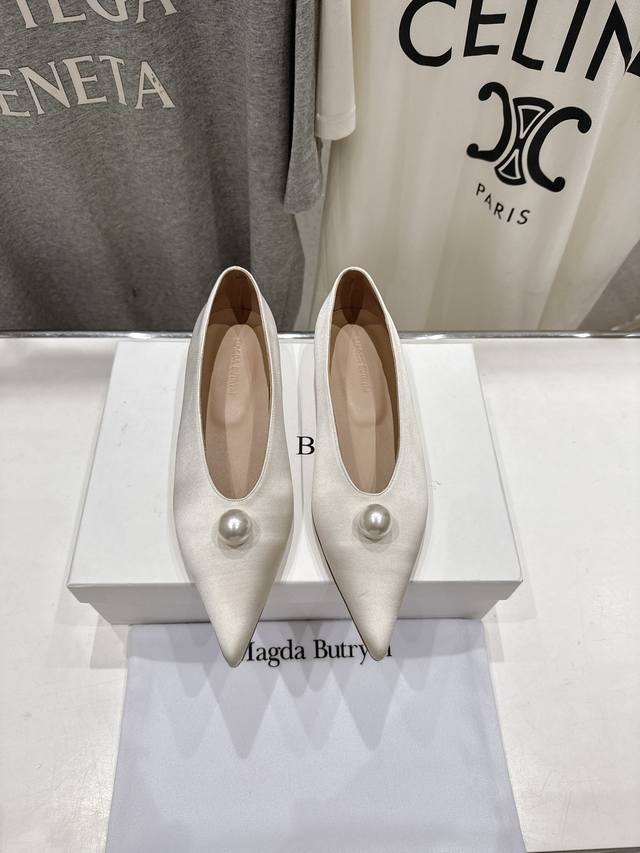 高版本出厂 Magda Butrym新款尖头珍珠缎面芭蕾舞鞋平底单鞋 简约优雅的轮廓，整体采用经典的浅口款式，线条流畅自然，能够很好地修饰脚部线条，展现出脚部的