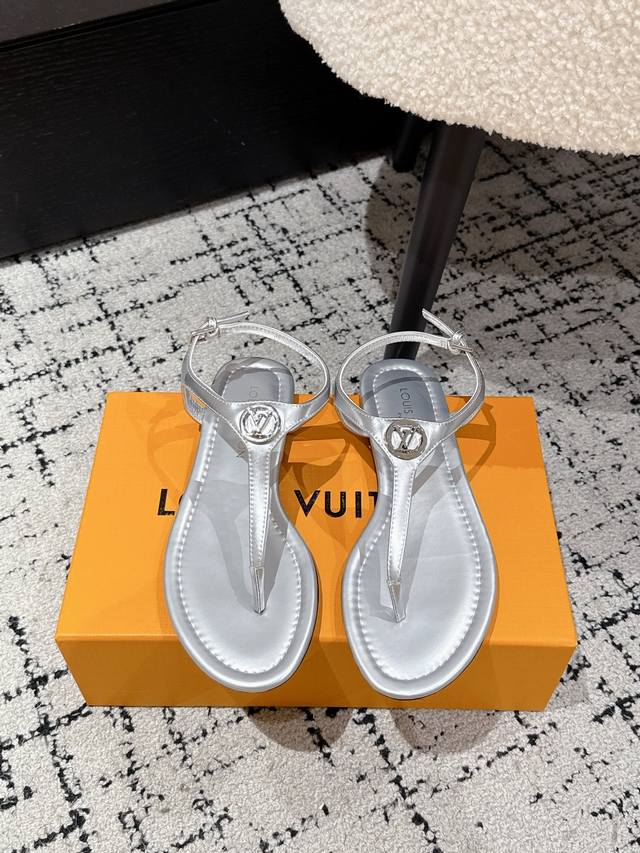 顶级版本 Louis Vuitton 路易威登 25 最新 平底 夹脚 罗人字拖 凉鞋 简约精致，高级感满满，尽显优雅气质～ 上脚超好看，拉满了夏日美鞋绝绝子啊