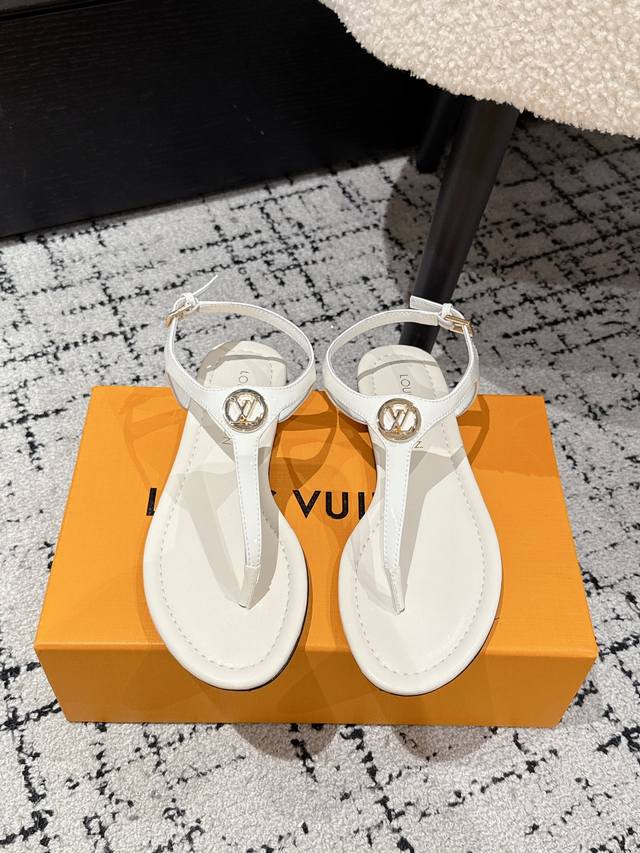 顶级版本 Louis Vuitton 路易威登 25 最新 平底 夹脚 罗人字拖 凉鞋 简约精致，高级感满满，尽显优雅气质～ 上脚超好看，拉满了夏日美鞋绝绝子啊