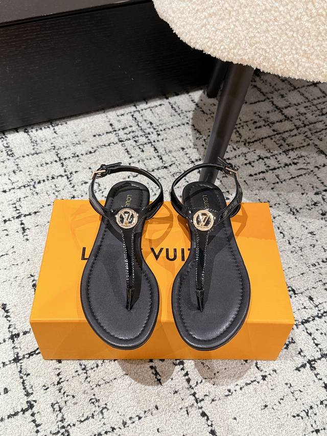 顶级版本 Louis Vuitton 路易威登 25 最新 平底 夹脚 罗人字拖 凉鞋 简约精致，高级感满满，尽显优雅气质～ 上脚超好看，拉满了夏日美鞋绝绝子啊
