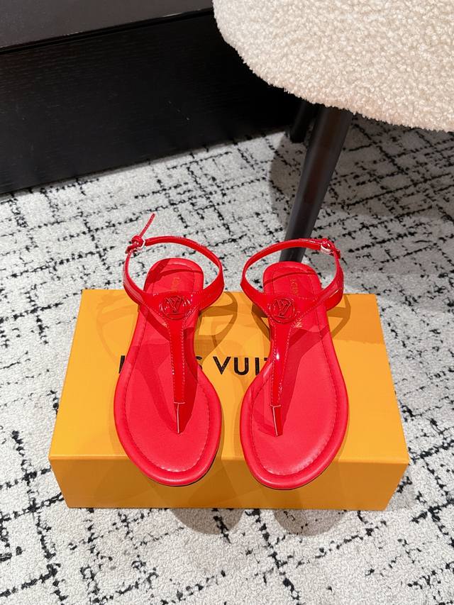 顶级版本 Louis Vuitton 路易威登 25 最新 平底 夹脚 罗人字拖 凉鞋 简约精致，高级感满满，尽显优雅气质～ 上脚超好看，拉满了夏日美鞋绝绝子啊