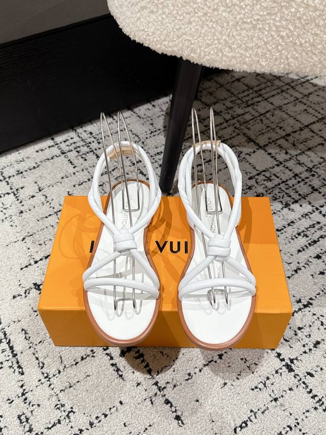 顶级版本 Louis Vuitton 路易威登 25 最新 平底 夹脚 罗马 凉鞋 简约精致，高级感满满，尽显优雅气质～ 上脚超好看，拉满了夏日美鞋绝绝子啊 鞋