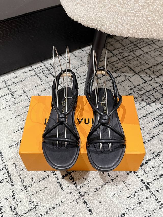 顶级版本 Louis Vuitton 路易威登 25 最新 平底 夹脚 罗马 凉鞋 简约精致，高级感满满，尽显优雅气质～ 上脚超好看，拉满了夏日美鞋绝绝子啊 鞋