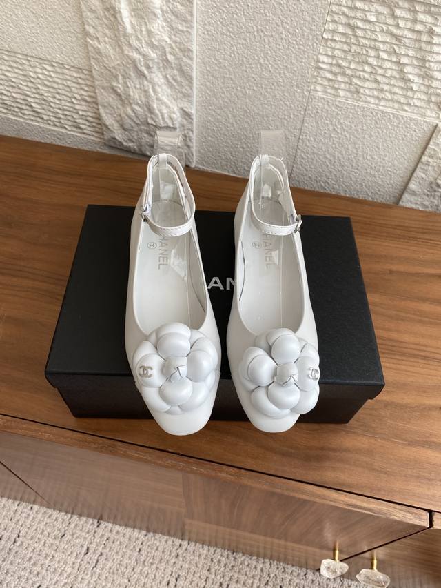 顶级版本: Chanel小香 25K 春夏新款 山茶花 玛丽珍 单鞋 小香山茶花系列，精致的每一朵花朵都点缀上双C小徽标，个人最喜欢好经典的搭配，颇有80年代复